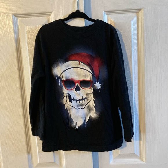 The Children’s Place Boys Black Tee With Santa Skull On The Front Size Small 5/6 - Picture 1 of 6